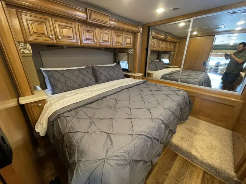2016 Thor Motor Coach Palazzo 36.2 photo 34