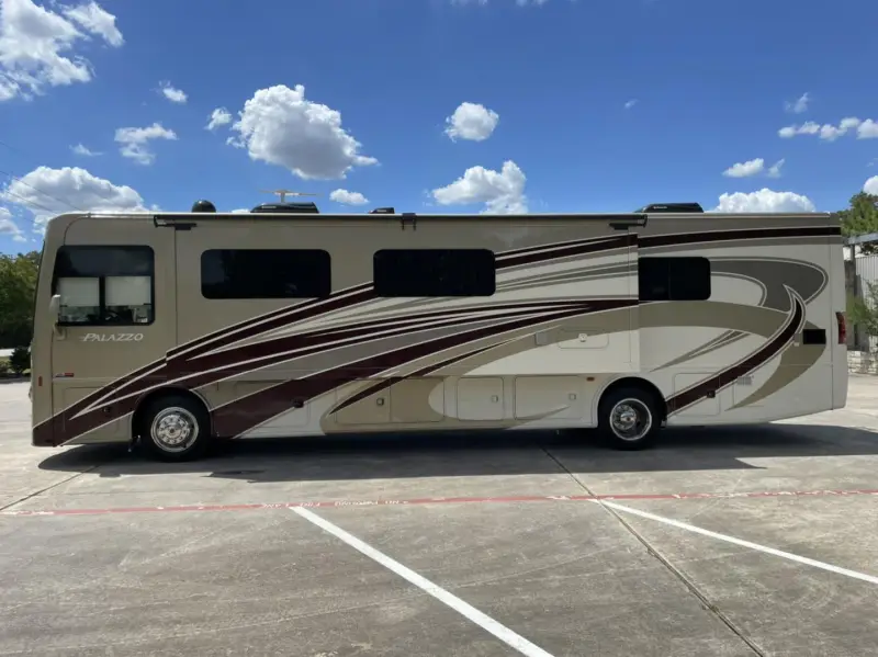 2016 Thor Motor Coach Palazzo 36.2 photo 37