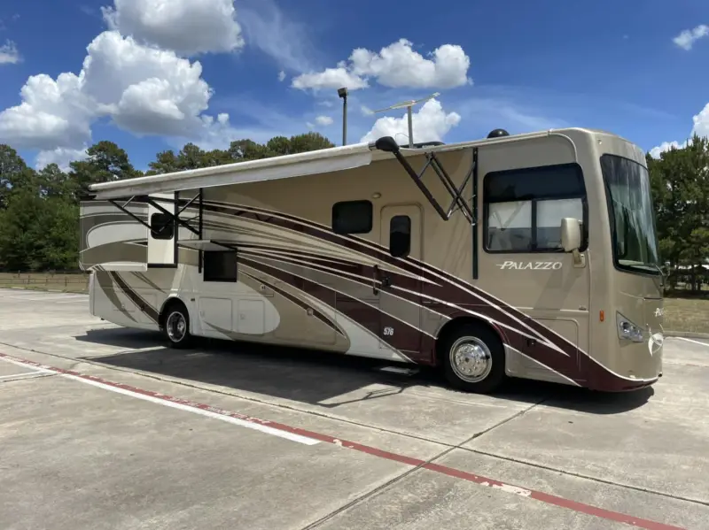 2016 Thor Motor Coach Palazzo 36.2 photo 18