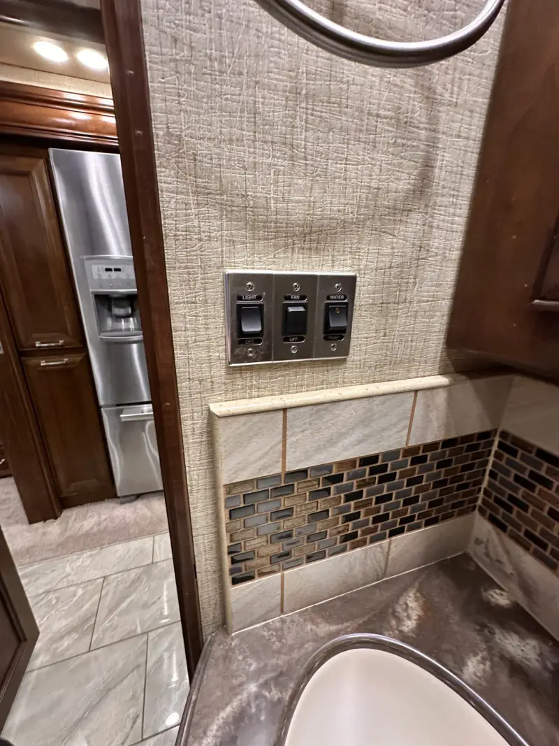 2015 American Revolution LE 42T Motorcoach photo 162
