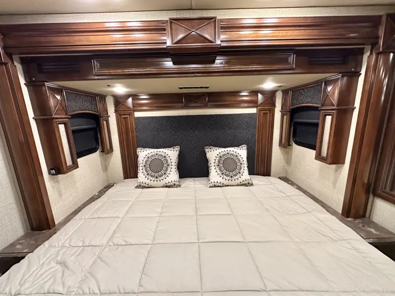 2015 American Revolution LE 42T Motorcoach photo 174