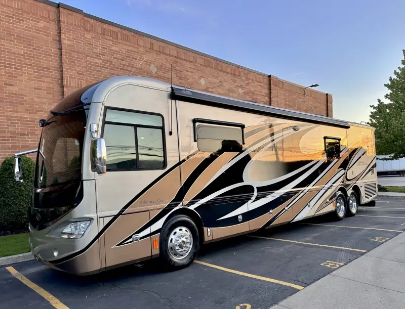 2015 American Revolution LE 42T Motorcoach photo 2