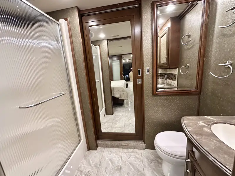 2015 American Revolution LE 42T Motorcoach photo 183