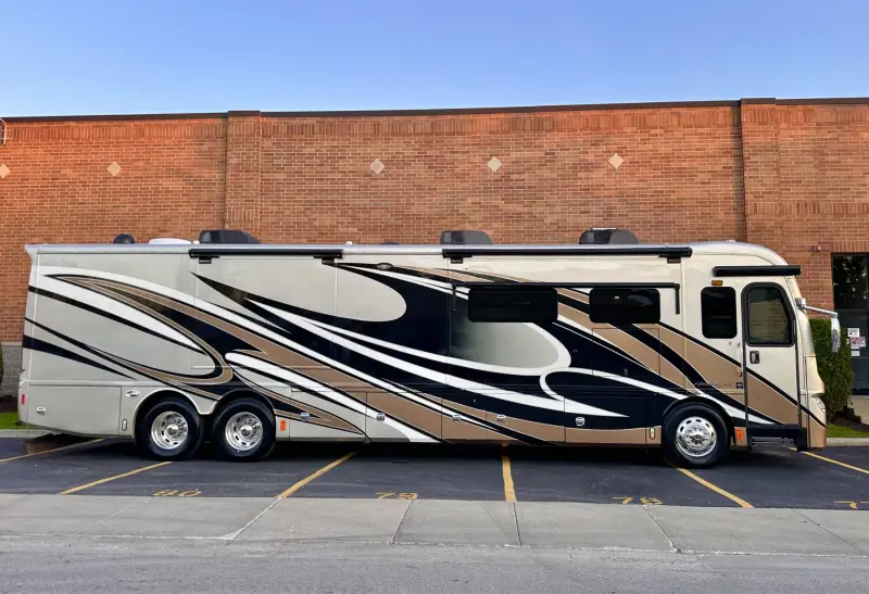 2015 American Revolution LE 42T Motorcoach photo 9