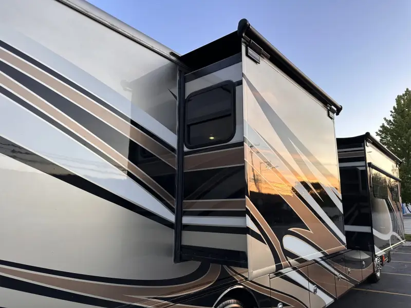 2015 American Revolution LE 42T Motorcoach photo 36