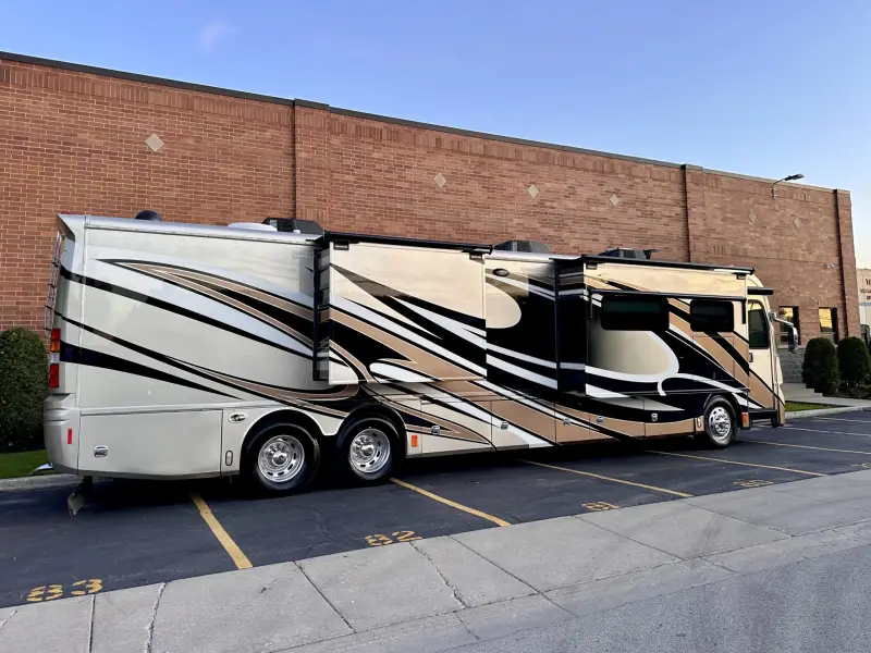 2015 American Revolution LE 42T Motorcoach photo 25