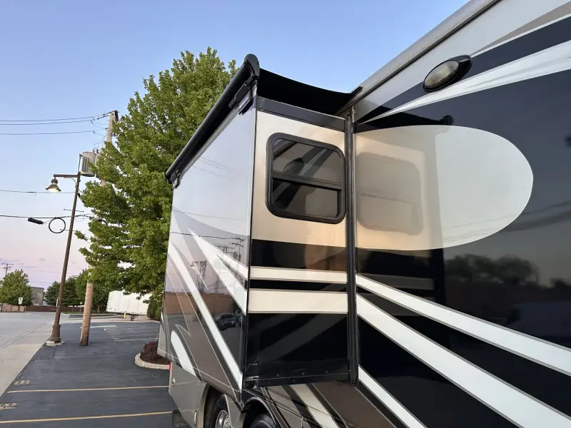 2015 American Revolution LE 42T Motorcoach photo 33