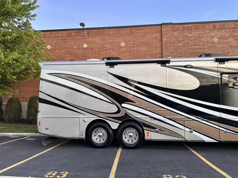 2015 American Revolution LE 42T Motorcoach photo 37