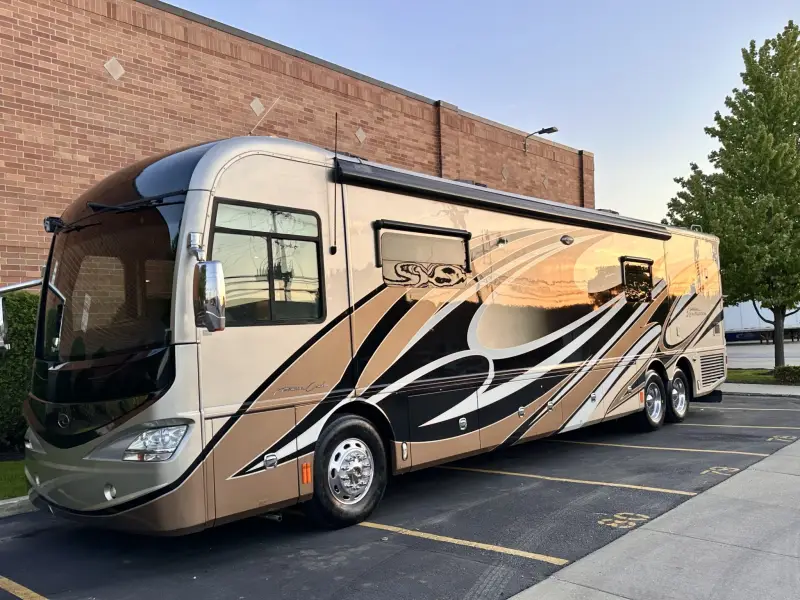 2015 American Revolution LE 42T Motorcoach photo 1