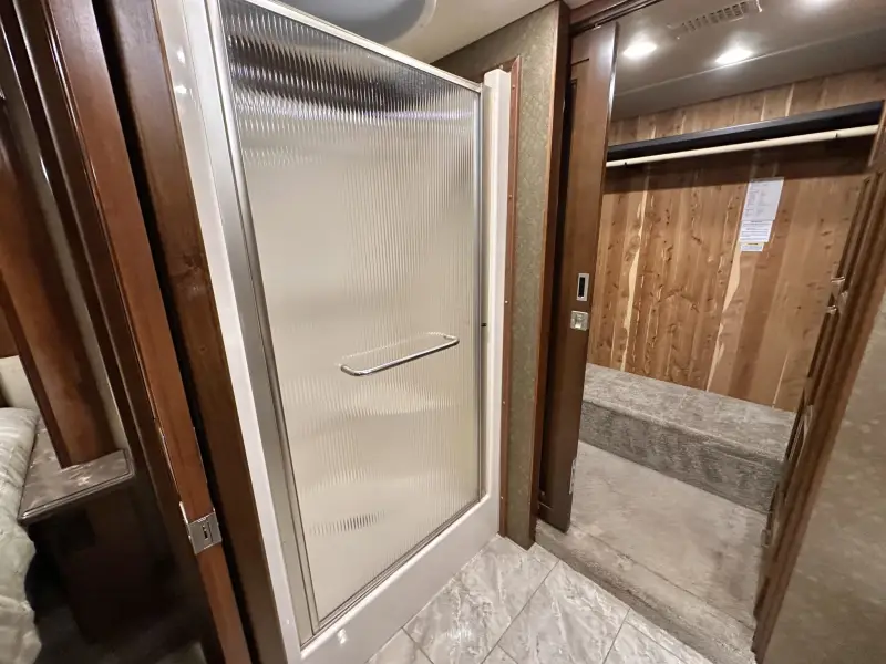 2015 American Revolution LE 42T Motorcoach photo 184