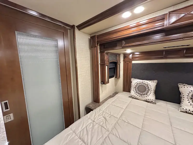 2015 American Revolution LE 42T Motorcoach photo 175