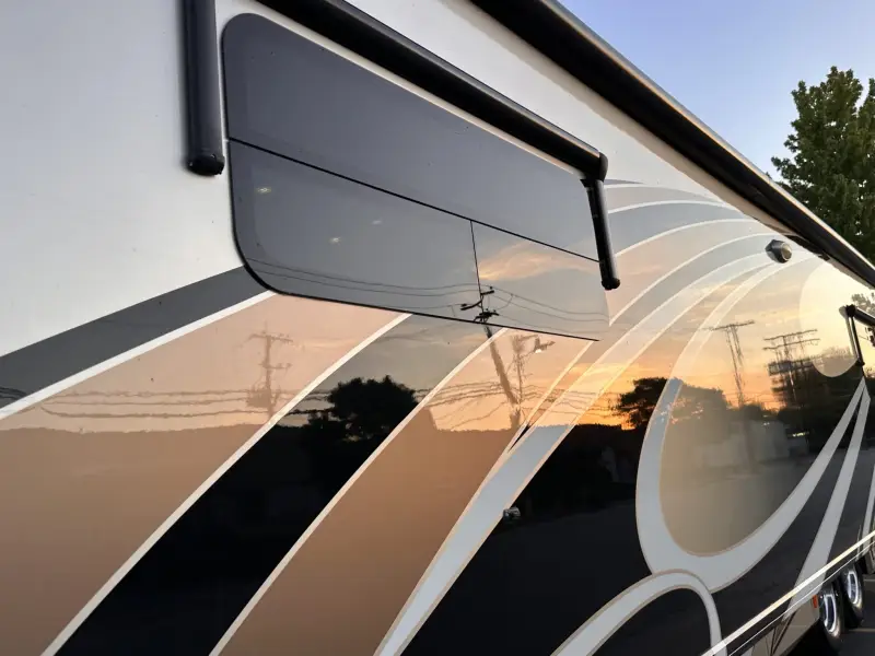 2015 American Revolution LE 42T Motorcoach photo 31