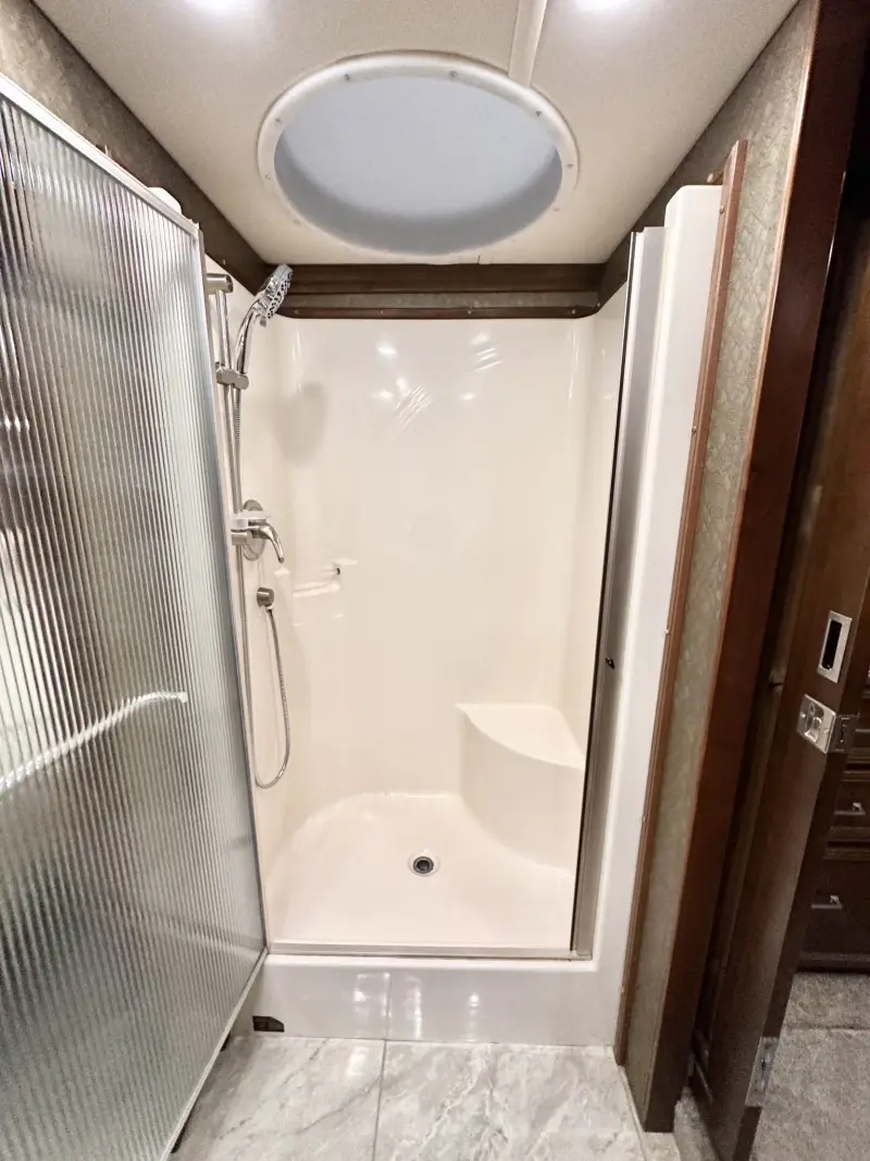 2015 American Revolution LE 42T Motorcoach photo 185