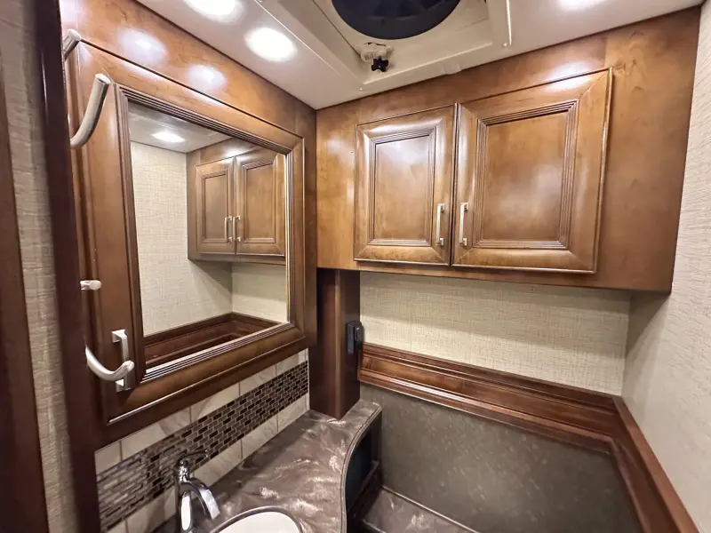 2015 American Revolution LE 42T Motorcoach photo 167