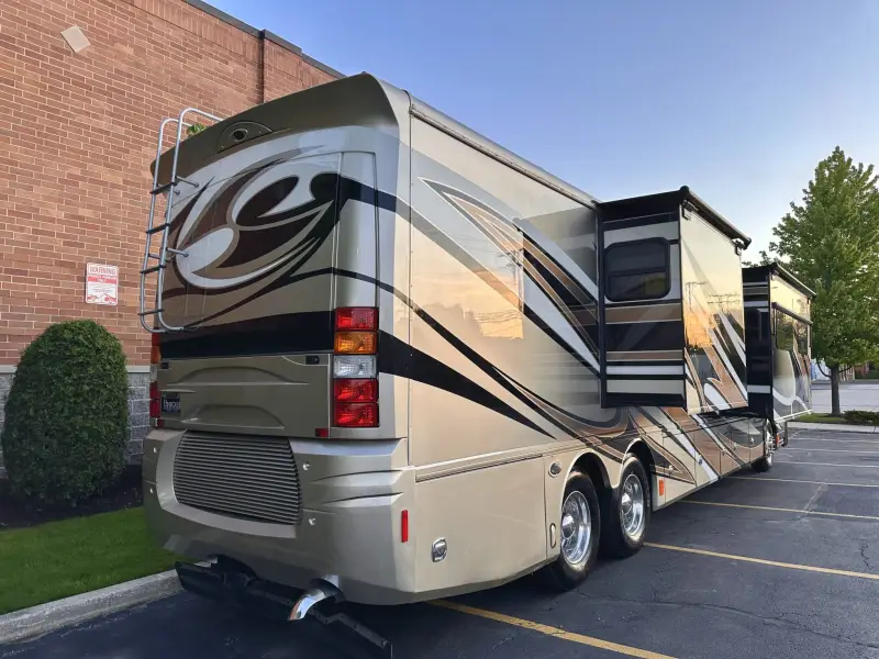 2015 American Revolution LE 42T Motorcoach photo 28