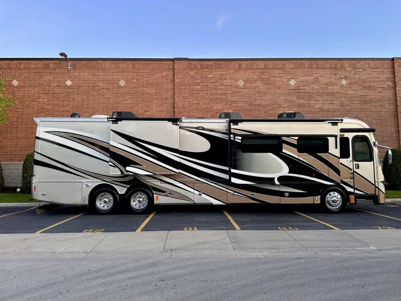 2015 American Revolution LE 42T Motorcoach photo 24