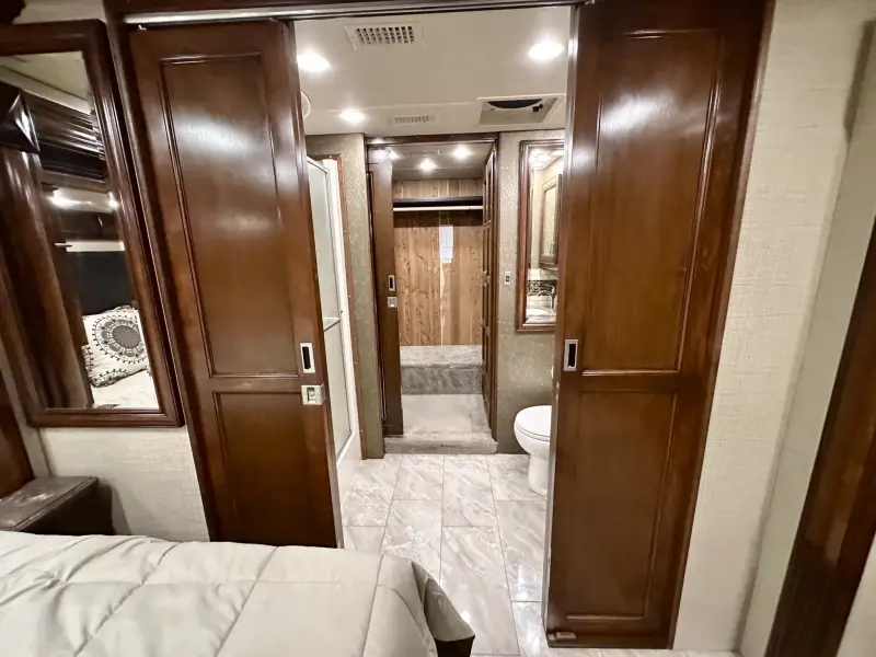 2015 American Revolution LE 42T Motorcoach photo 178