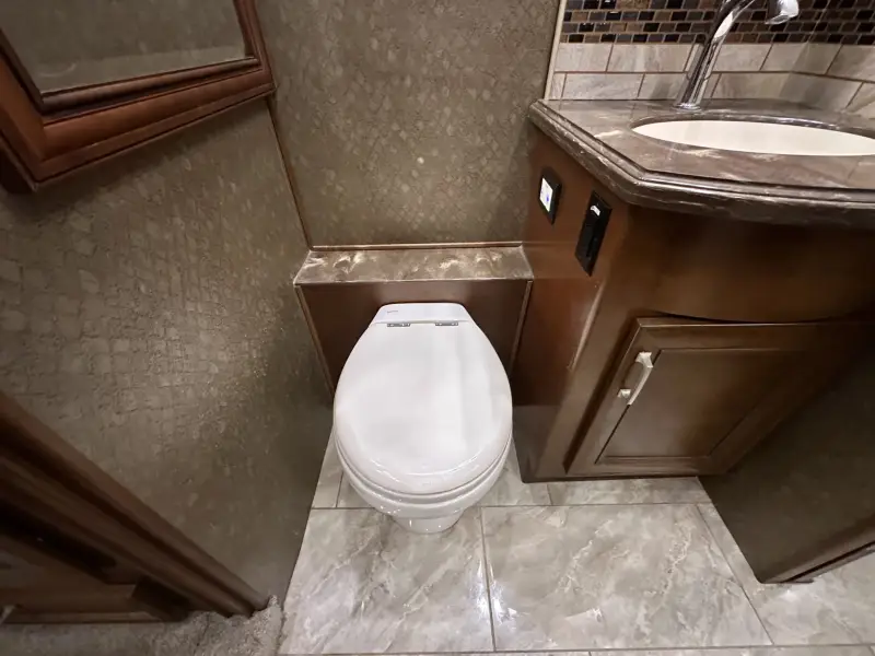 2015 American Revolution LE 42T Motorcoach photo 182