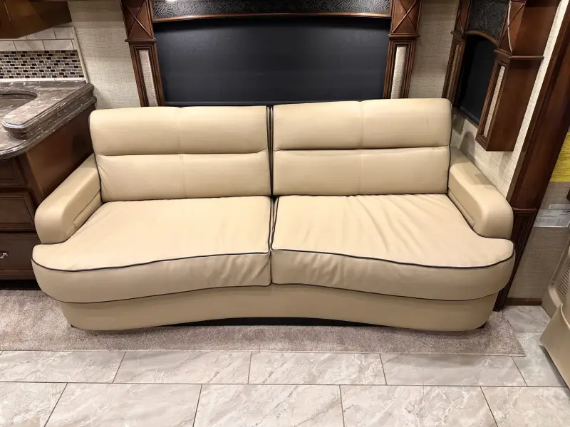 2015 American Revolution LE 42T Motorcoach photo 133