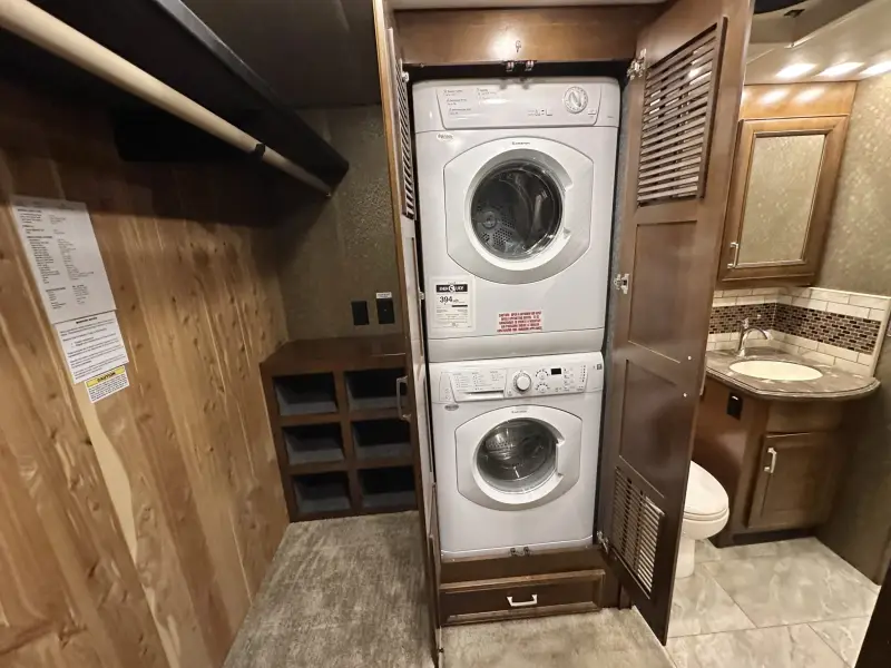 2015 American Revolution LE 42T Motorcoach photo 189