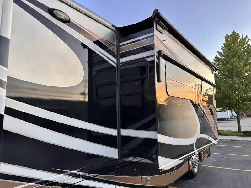 2015 American Revolution LE 42T Motorcoach photo 34