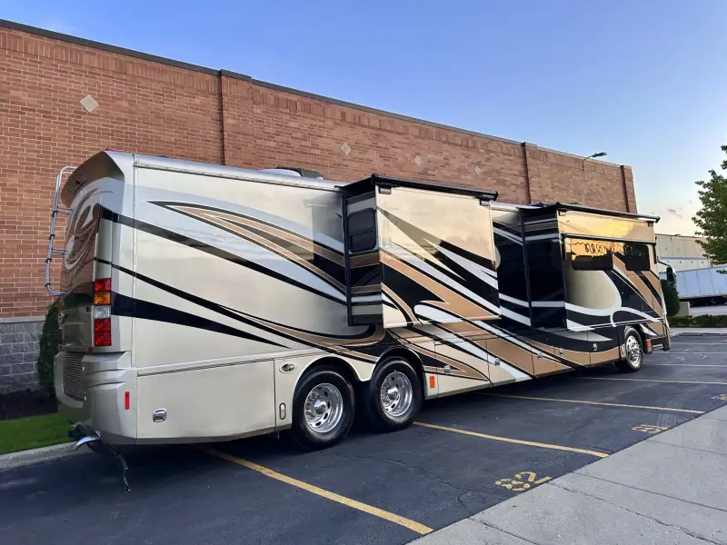 2015 American Revolution LE 42T Motorcoach photo 26