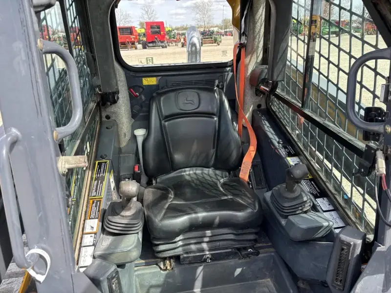 2016 John Deere 333G photo 9