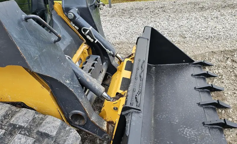 2016 John Deere 323E photo 11