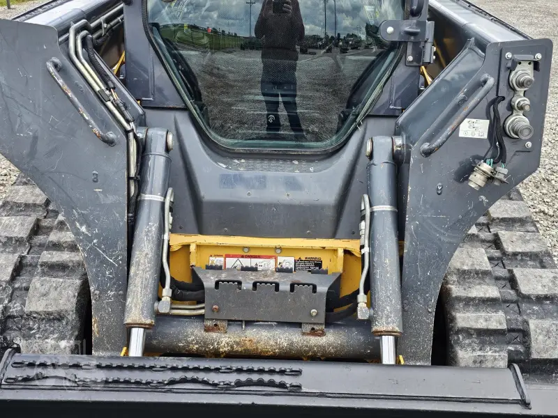 2016 John Deere 323E photo 30