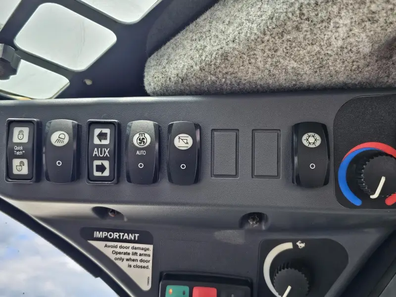 2016 John Deere 323E photo 27