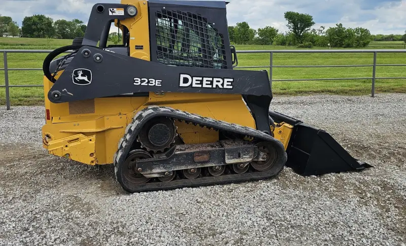 2016 John Deere 323E photo 17