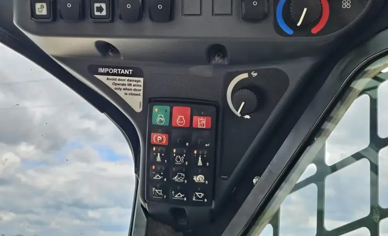 2016 John Deere 323E photo 18