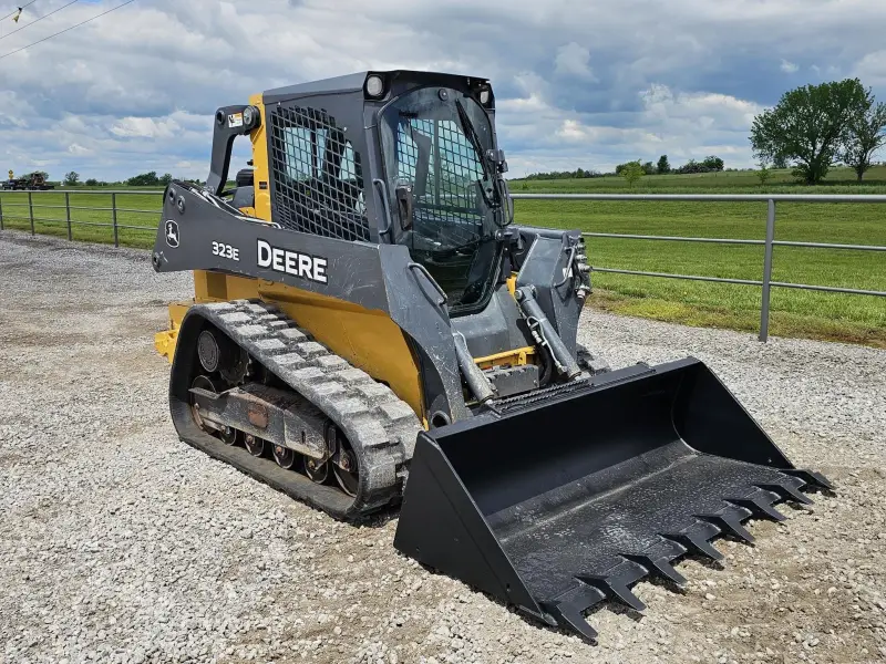 2016 John Deere 323E photo 41