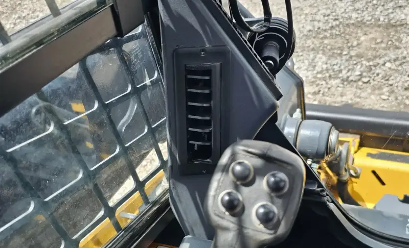 2016 John Deere 323E photo 15