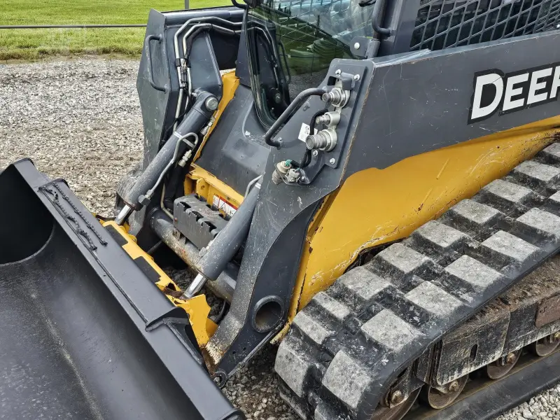 2016 John Deere 323E photo 31