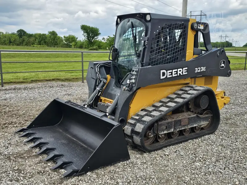 2016 John Deere 323E photo 1