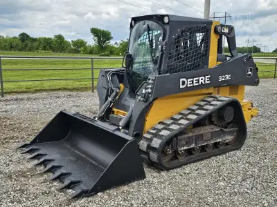 2016 John Deere 323E