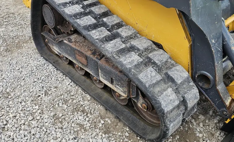 2016 John Deere 323E photo 9