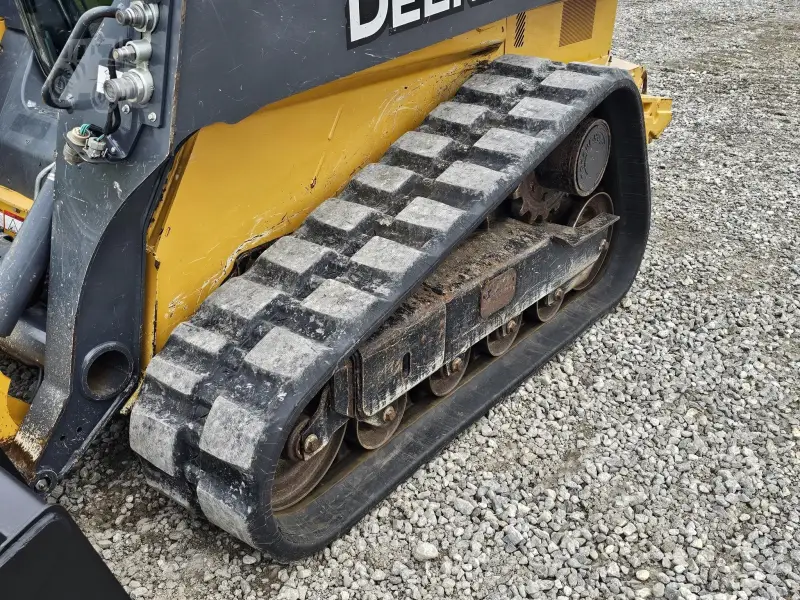 2016 John Deere 323E photo 32