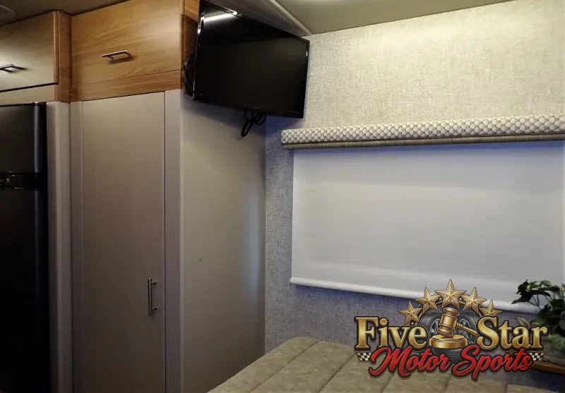 2017 Winnebago Navion 24G photo 16