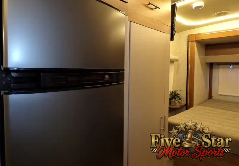2017 Winnebago Navion 24G photo 23