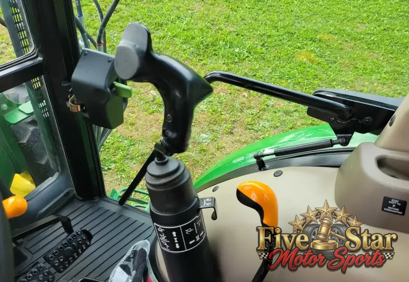 2015 John Deere 5075E photo 44