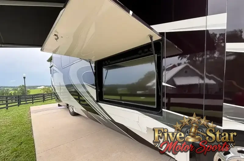 2016 Tiffin Phaeton 36GH photo 5