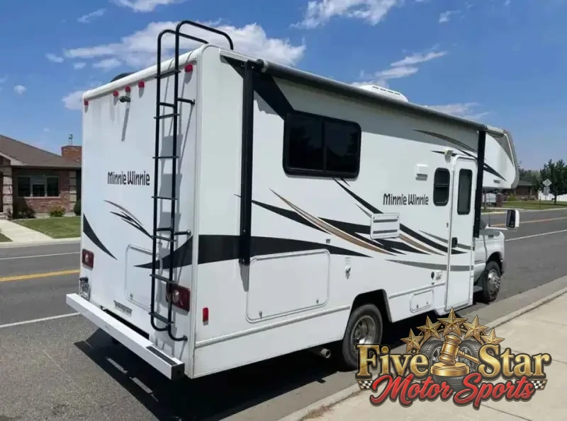 2017 Winnebago Minnie Winnie 22R photo 6
