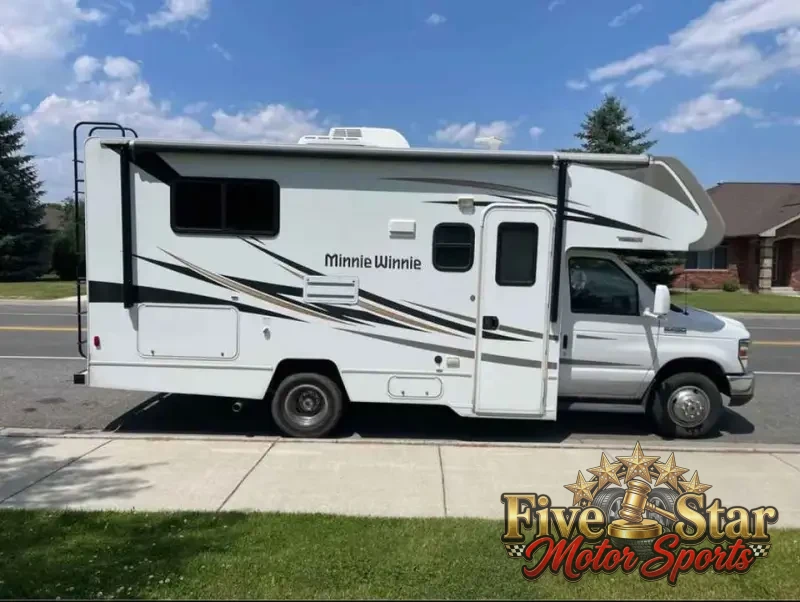 2017 Winnebago Minnie Winnie 22R photo 5