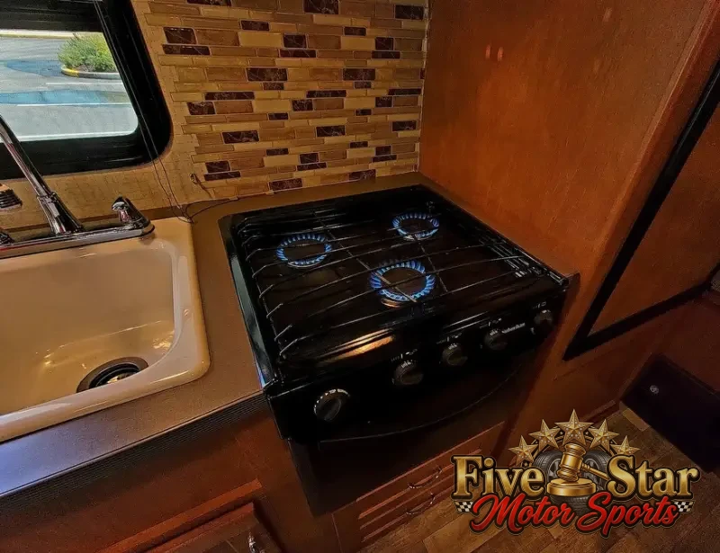 2017 Winnebago Minnie Winnie 22R photo 25