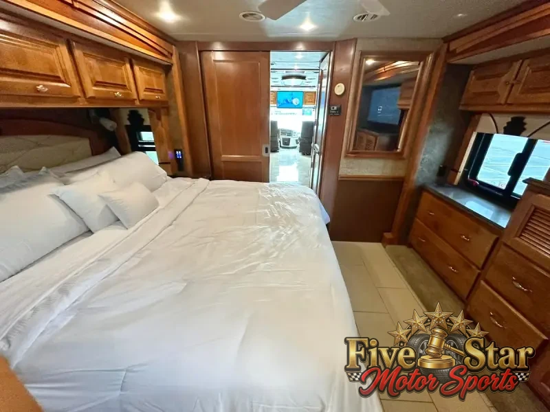 2015 Tiffin Phaeton 40QBH photo 11