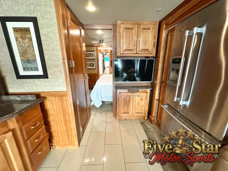 2015 Tiffin Phaeton 40QBH photo 3