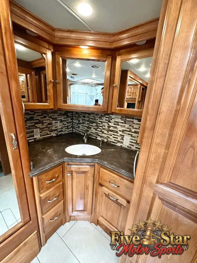 2015 Tiffin Phaeton 40QBH photo 9